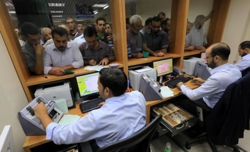 الزيان لـ"خبر": أزمة كبيرة يعيشها الموظفين في غزّة جراء تأخير صرف رواتبهم