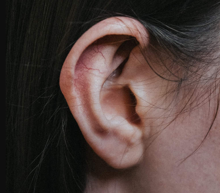امرأة تصاب بتمزق فى طبلة الأذن بعد قبلة أذن عاطفية