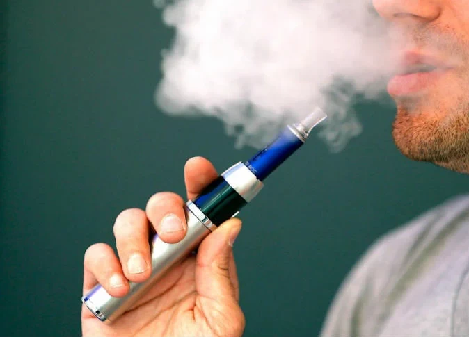 طبيب يوضح لـ"خبر": الشيشة الإلكترونية تُسبب التهابات حادة بالحلق والرئة 