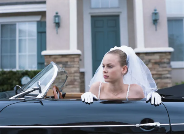 أمريكية تطرد ابن أخيها من حفل زفافها لارتدائه"بنطلون وكرافت" باللون الأبيض