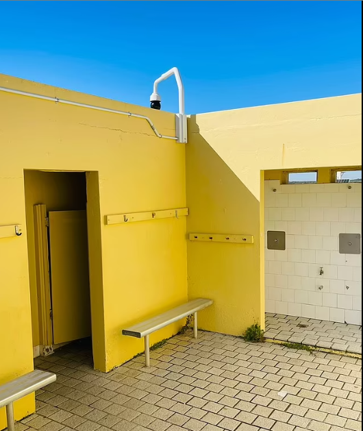 كاميرات مراقبة أعلى حمام عمومى بأحد شواطئ أستراليا تثير غضب السيدات