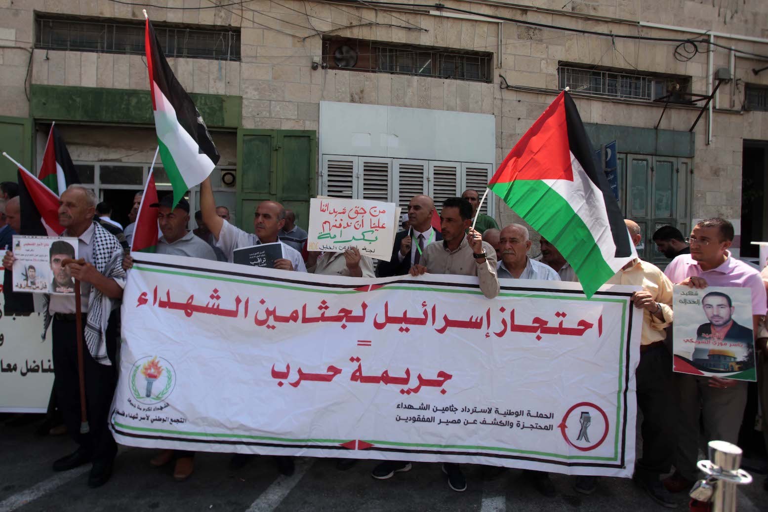 الحملة الوطنية لاسترداد جثامين الشهداء لـ"خبر": الاحتلال يحتجز 398 شهيدًا من بينهم 14 طفلاً وخمس نساء