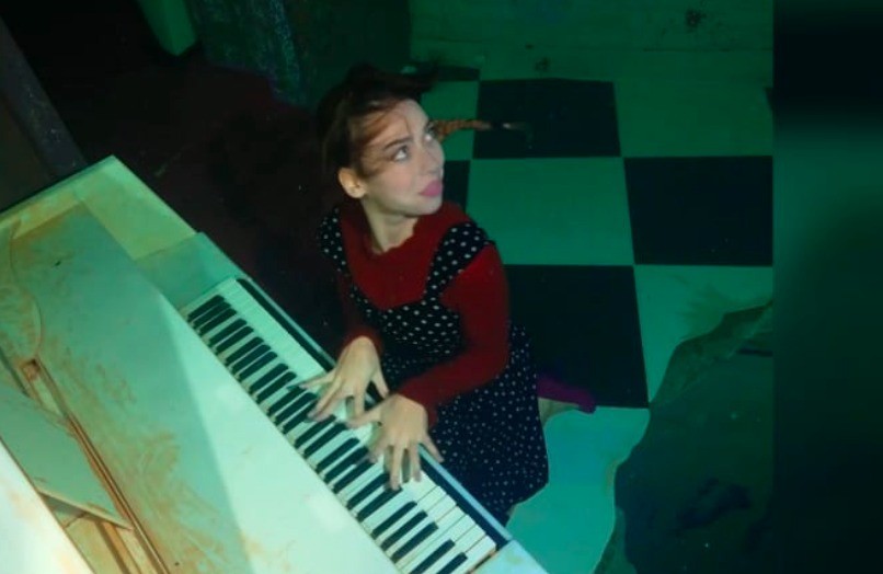 أسترالية تعزف البيانو بقاع أعمق حوض سباحة فى العالم فى دبى