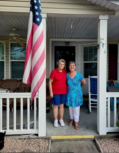 صديقتان تلتقيان لأول مرة بعد صداقة بالمراسلة 68 عامًا