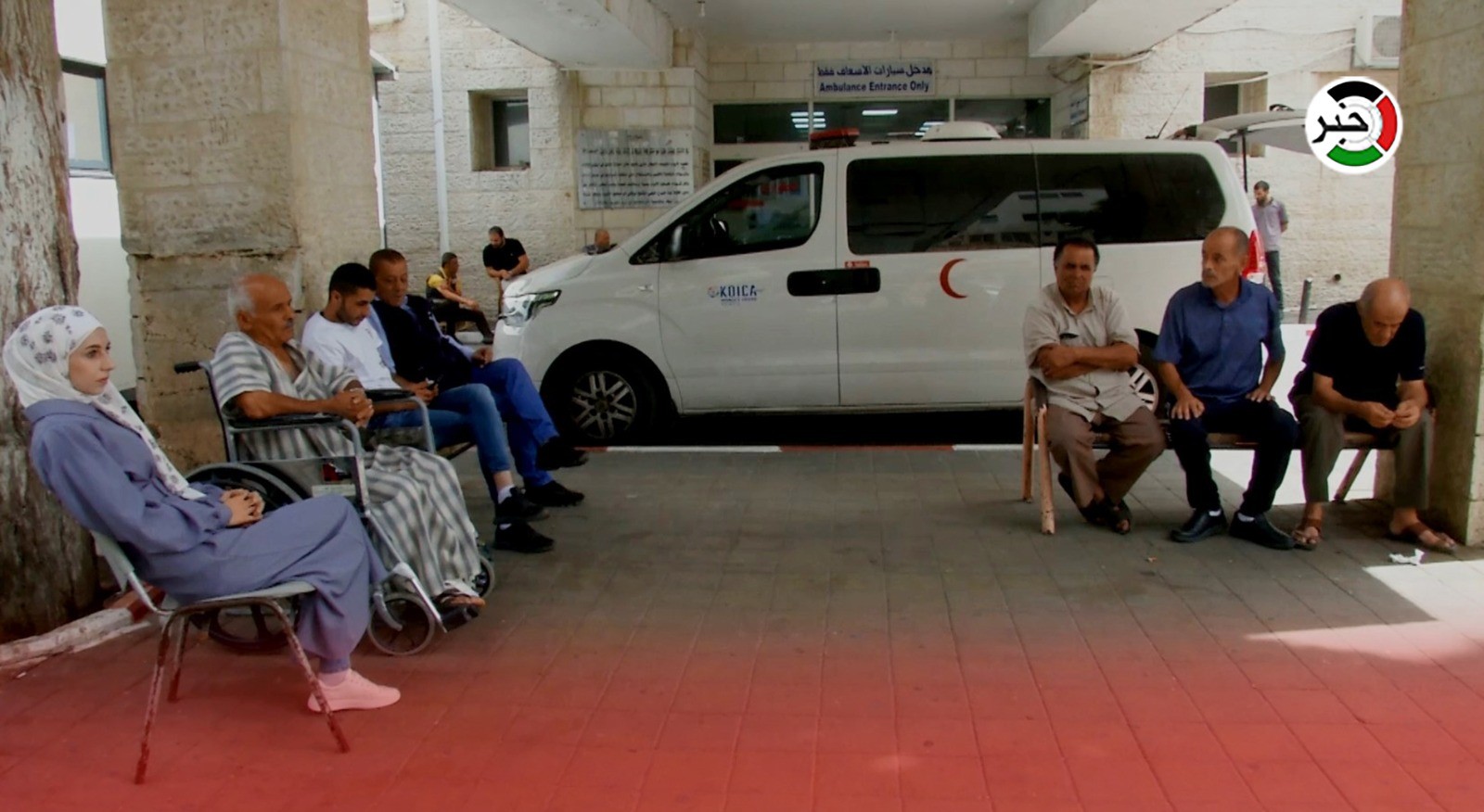 بالفيديو: "خبر" ترصد.. المواطن ضحية الخلاف بين نقابتي الأطباء والمهن الصحية في الضفة