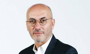 فرنسا: منع عباءة المسلمين بالمدارس.. واستثناء الكاثوليك