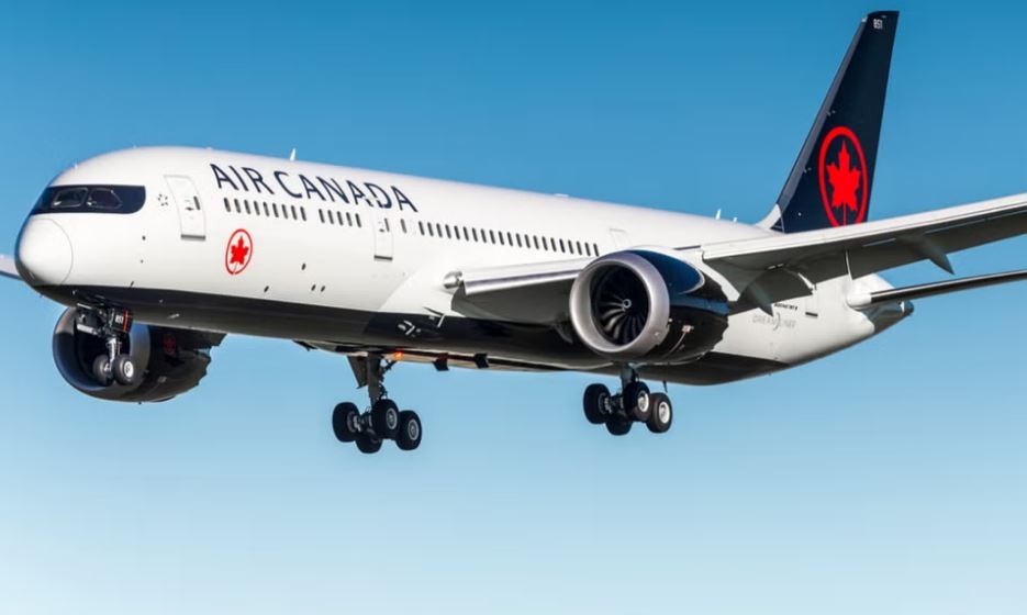 طرد سيدتين من طائرة ركاب كندية بسبب رفضهما الجلوس على مقعد غير نظيف