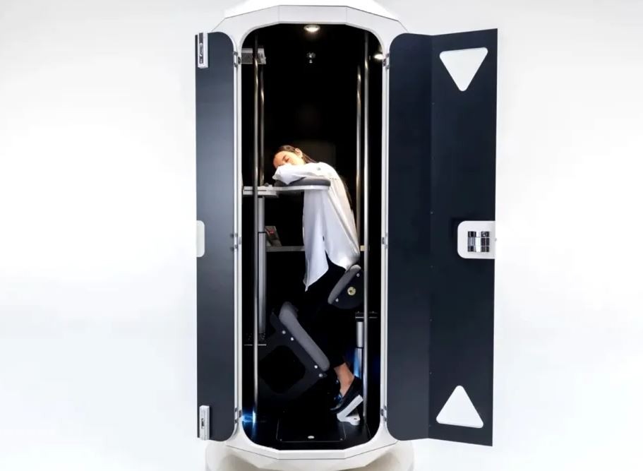 كبسولات عمودية لتجربة النوم بوضع مستقيم فى اليابان