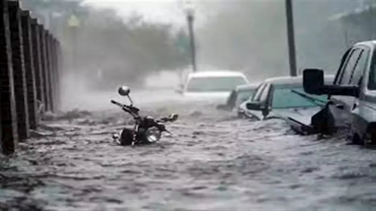 إعصار إيداليا يطيح بسيارة في الهواء كالورقة ويقلبها رأسا على عقب في أمريكا