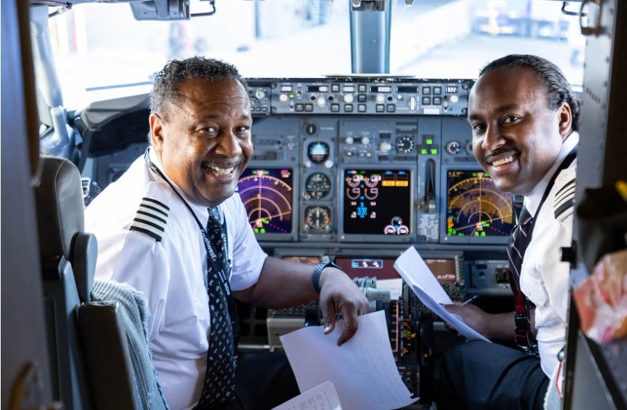 طيار وابنه يعيدان نفس الصورة فى عملهما بفارق 29 سنة