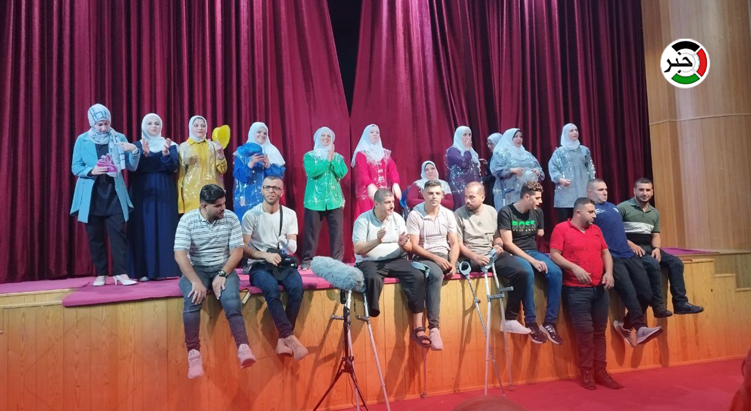 بالفيديو والصور: عمل مسرحي يُعرض لأول مرة يُحاكي واقع المعاقين في قطاع غزة