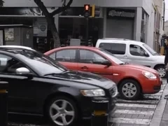 انتقام مبتكر من سيدة تعرضت لمضايقات من سائق أثناء قيادة سيارتها