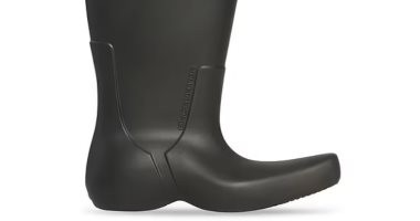 بالنسياجا تثير الجدل بتصميم غريب لحذاء مخصص للمطر