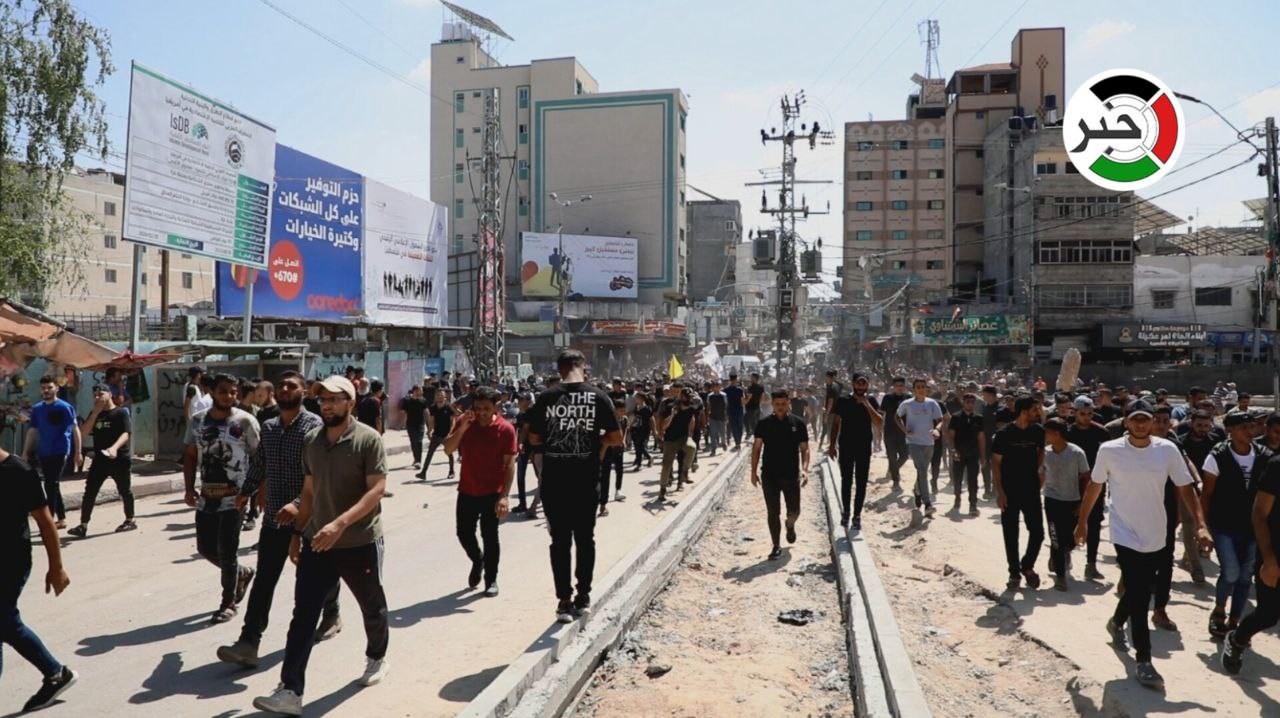 بالفيديو والصور: جماهير غفيرة تُشيع جثامين 5 شهداء ارتقوا شرق غزة