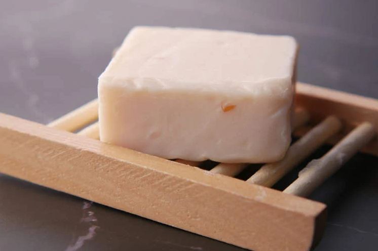 صاحب شركة صابون يأكل منتجه الخاص ليثبت لزبائنه أنه طبيعى