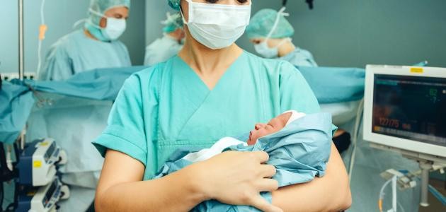 أسترالى يقاضى مستشفى سمح بحضوره الولادة القيصرية لزوجته