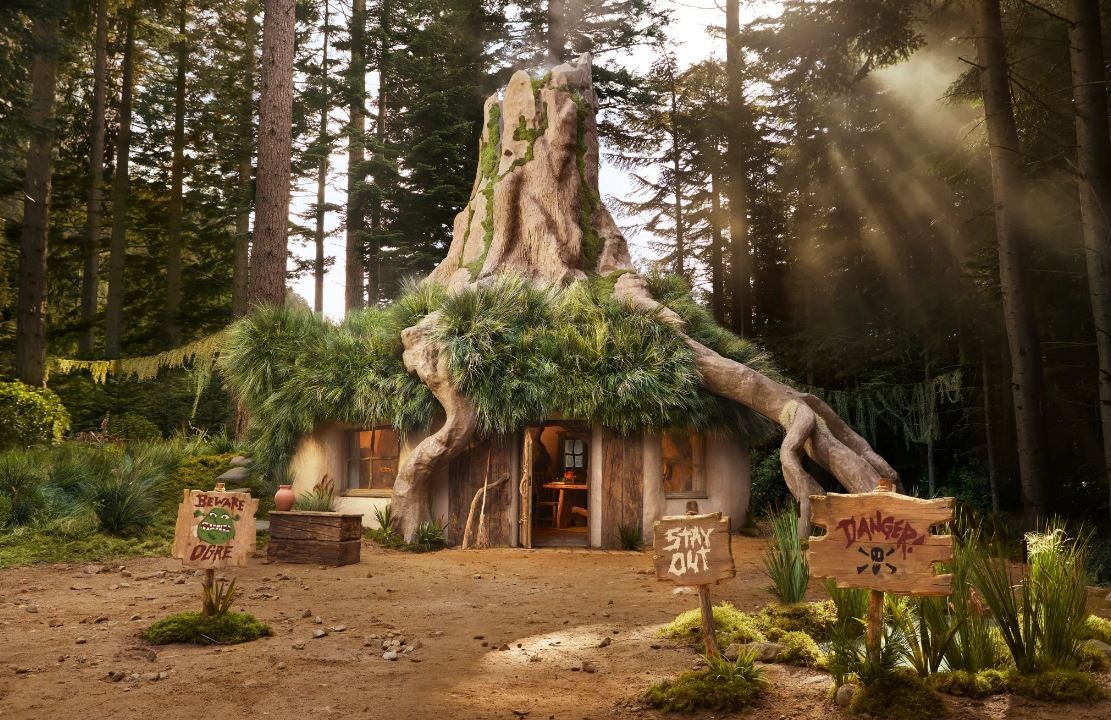 شركة تتيح منزلا مجانيا لقضاء العطلة مطابقا لمستنقع يشبه بيت شخصية "Shrek"