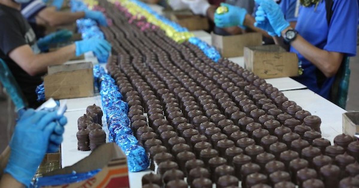 تقرير: صناعة غزاوية.. حلوى الشتوي يعشقها الكبار والصغار ويُقبلون على شرائها