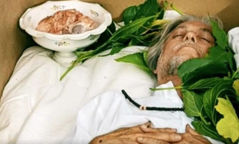 رجل يرقد في نعشه ويدخل قبره حيا