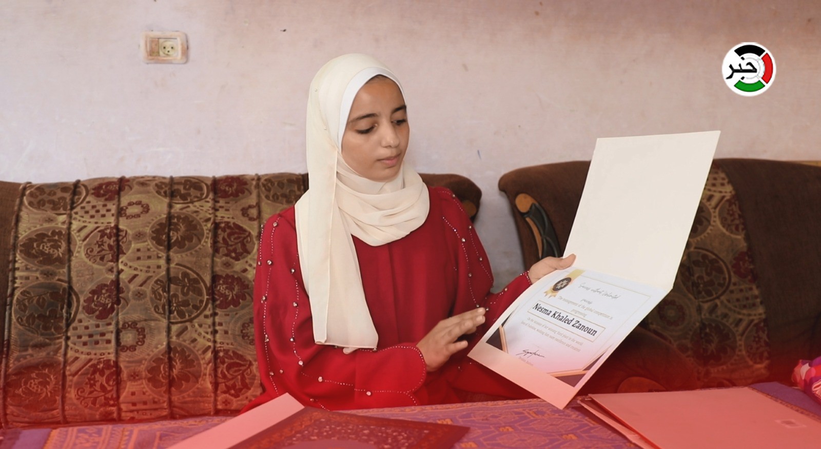 بالفيديو: رغم شح الإمكانات.. فتاة من غزّة تبتكر تطبيقاً متعدد الاستخدام يُنافس 25 دولة حول العالم