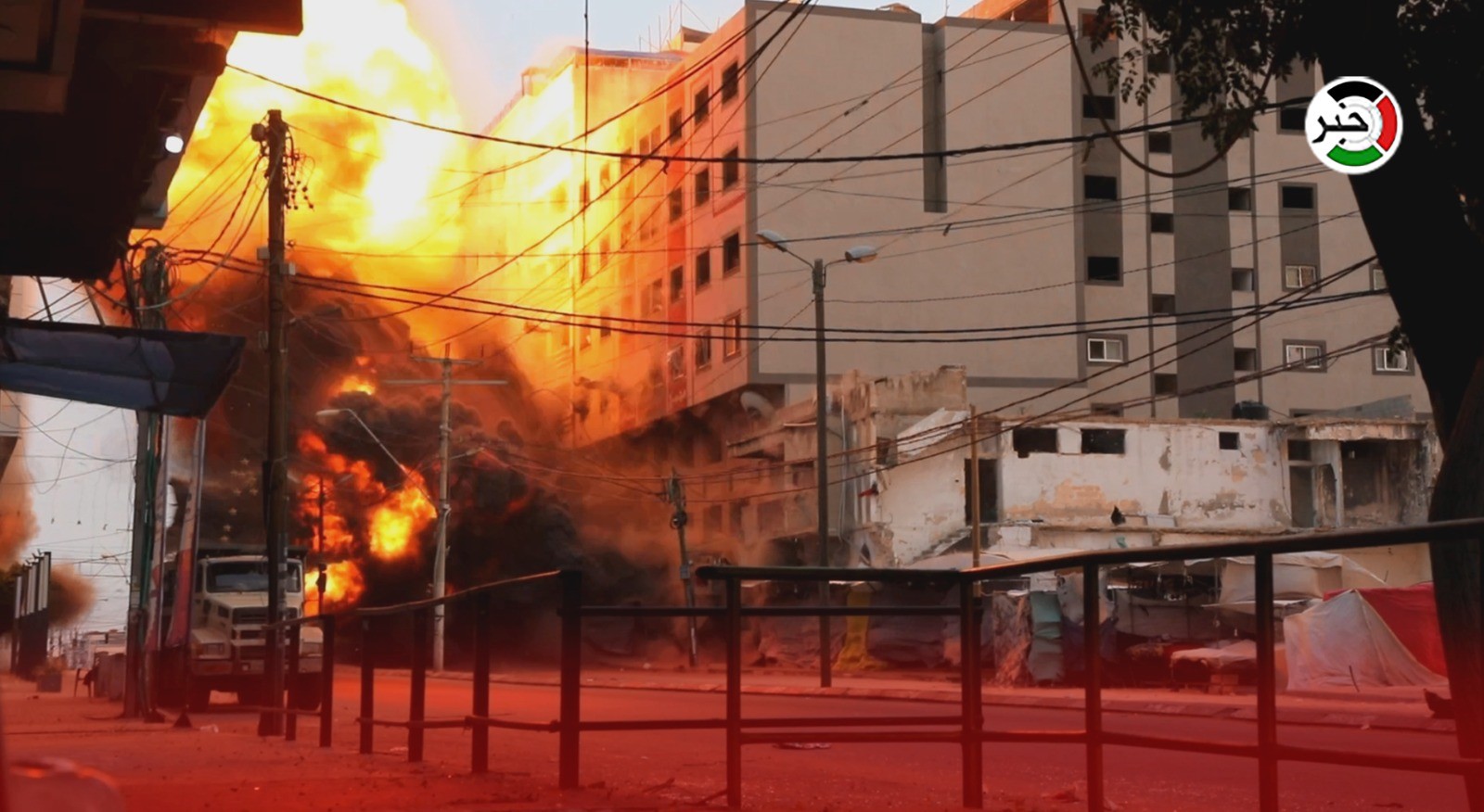 بالفيديو: لحظة استهداف مقر البنك الوطني الإسلامي في حي الرمال بغزة