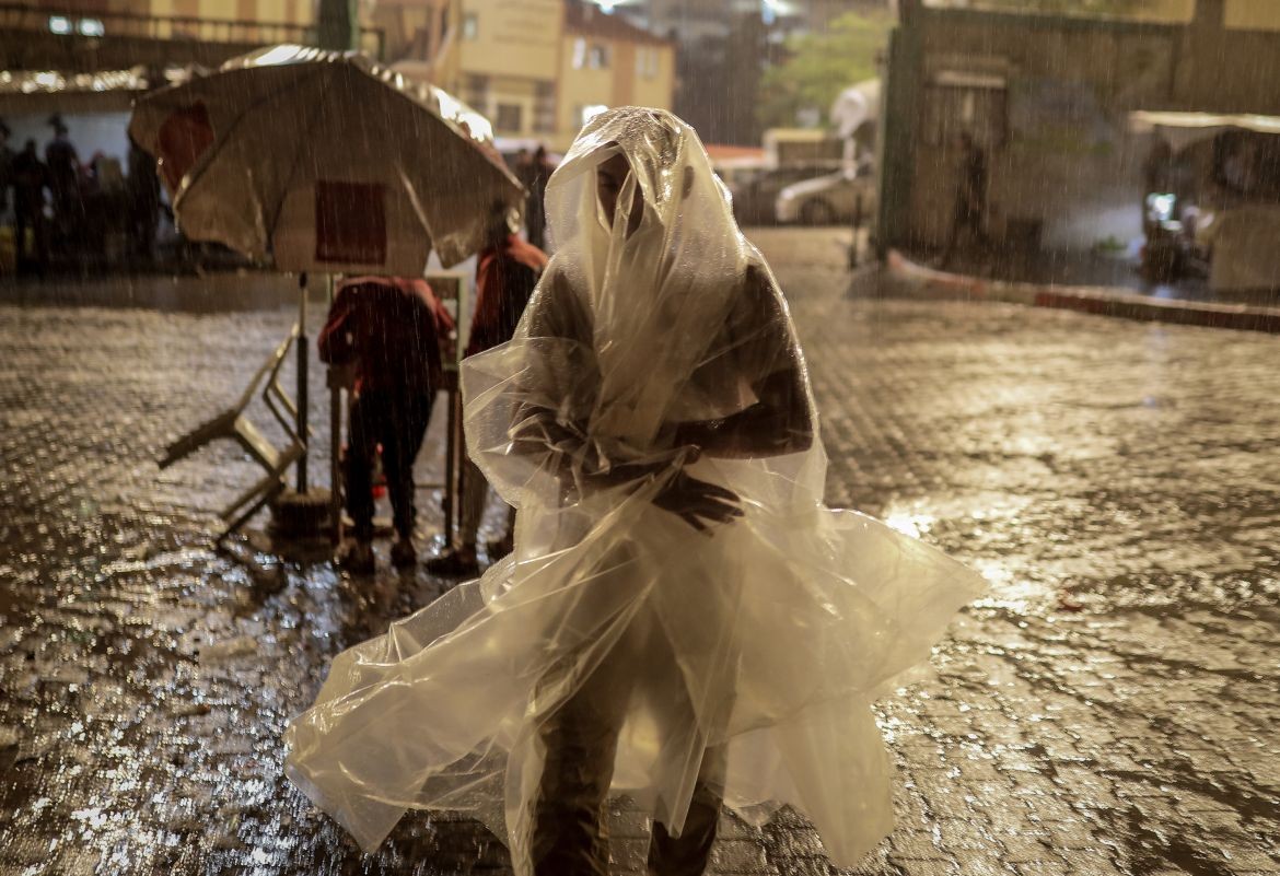 الأمطار تفاقم معاناة النازحين من شمال قطاع غزة ووسطه