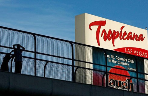 السجن لمن يلتقط صورة على جسر للمشاة في لاس فيغاس