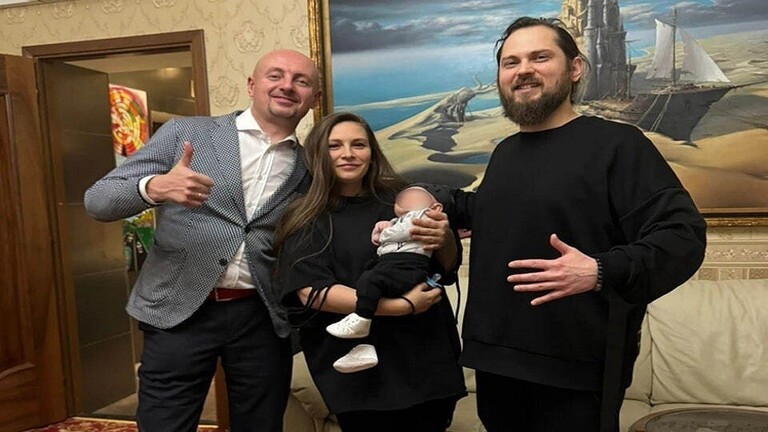 ولادة طفل لجوني ديب وأنجلينا جولي في بطرسبورغ