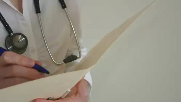 أغرب الحالات المرضية خلال 2023.. لسان بشعر وعنكبوت في أذن امرأة