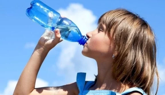 علماء يكتشفون جزيئات خطيرة على البشر في مياه القوارير البلاستيكية