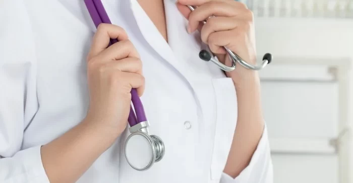 طبيبة تكشف حقائق عن مرق العظام