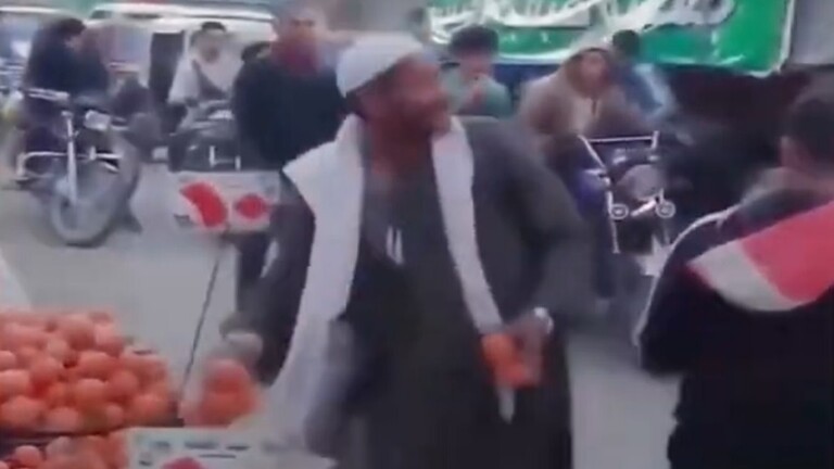 مكافآت غير متوقعة له.. تفاعل كبير مع إلقاء رجل مصري البرتقال على شاحنات المساعدات لغزة