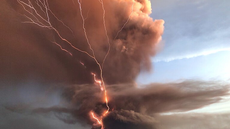 البرق البركاني قد يكون الشرارة التي أطلقت الحياة على الأرض