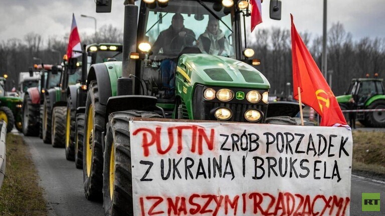 مزارع بولندي يرفع لافتة على جراره كتب عليها: "بوتين تصرّف مع أوكرانيا وبروكسل وحكومتنا وضع لهم حدا!"