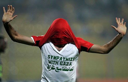 حكاية بيلا حديد وصورة محمد أبو تريكة!