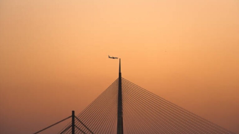 بلغراد.. طائرة ركاب تحلّق ساعة في الجو بعد انفتاح فجوة بهيكلها إثر اصطدامها بإنارة المدرج