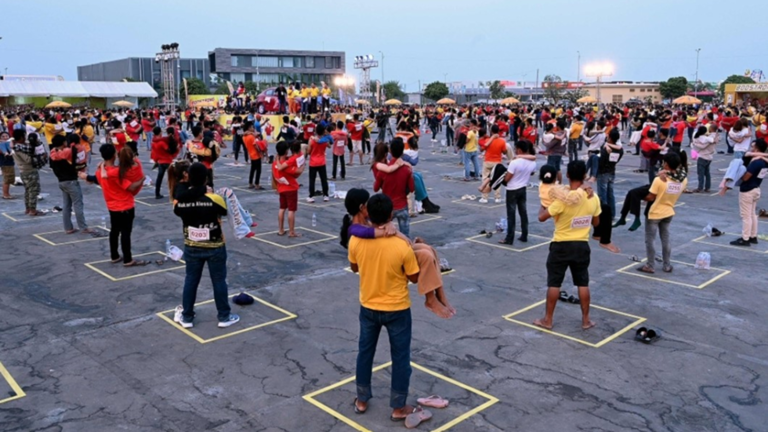 بالصور " : تحطيم رقم قياسي جديد في مسابقة "حمل الزوجات"