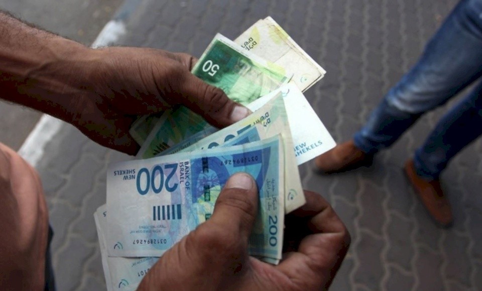 تقرير: ما بين النقد الورقي والرقمي.. غزة في قبضة أزمة نقدية شاملة