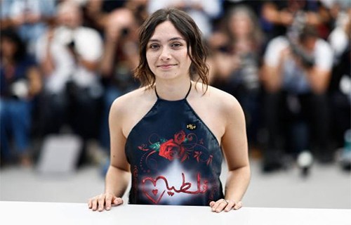 الفرنسية باسكال تتحدى قوانين مهرجان كان السينمائي بارتداء قميص "فلسطين"!