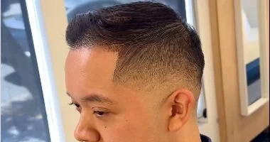 رجل أصلع يبدو أصغر بـ30 عامًا بقصة شعر جديدة