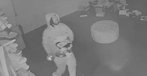 حرامي يسرق 100 فردة حذاء يُمني من متجر أمريكي