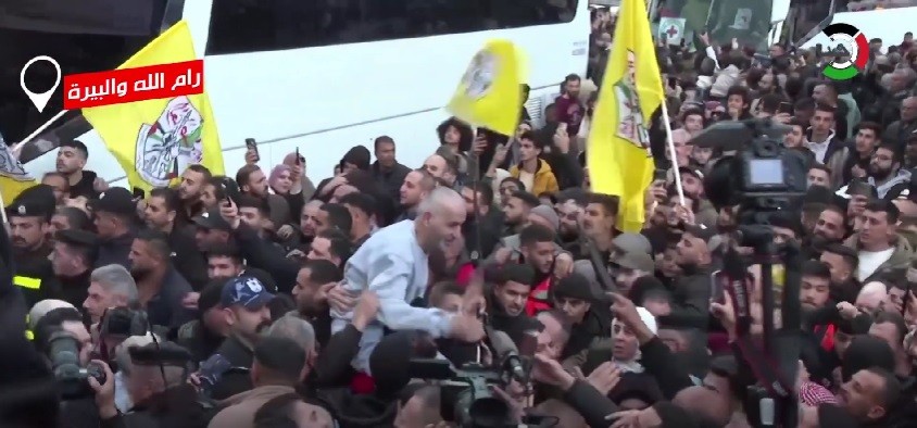 بالفيديو: لحظة الإفراج عن الدفعة الثانية من الأسرى في رام الله ضمن اتفاق وقف إطلاق النار