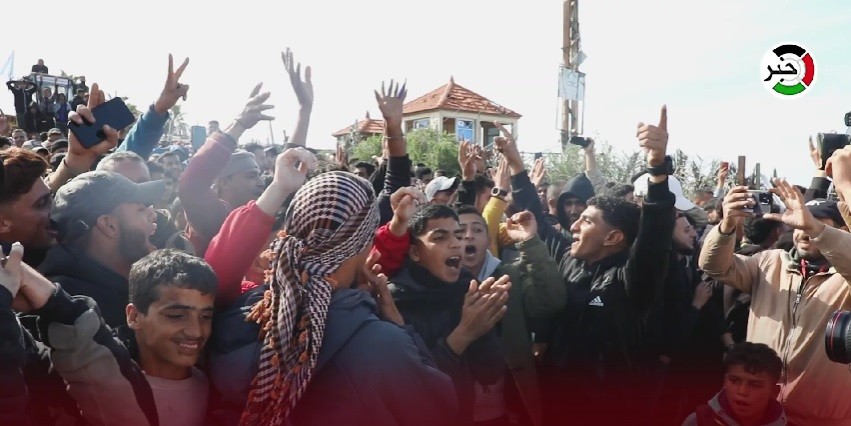 بالفيديو: آلاف المواطنين يحتشدون قرب "تبة النويري" بانتظار السماح لهم بالعودة لشمال غزة