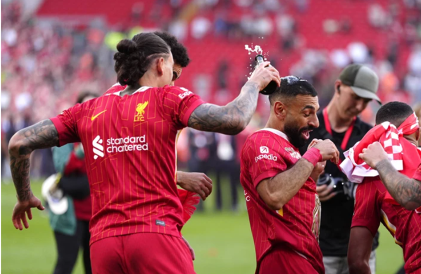 الكشف عن محتوى المشروب الذي سكبه نونيز على صلاح في احتفالات ليفربول