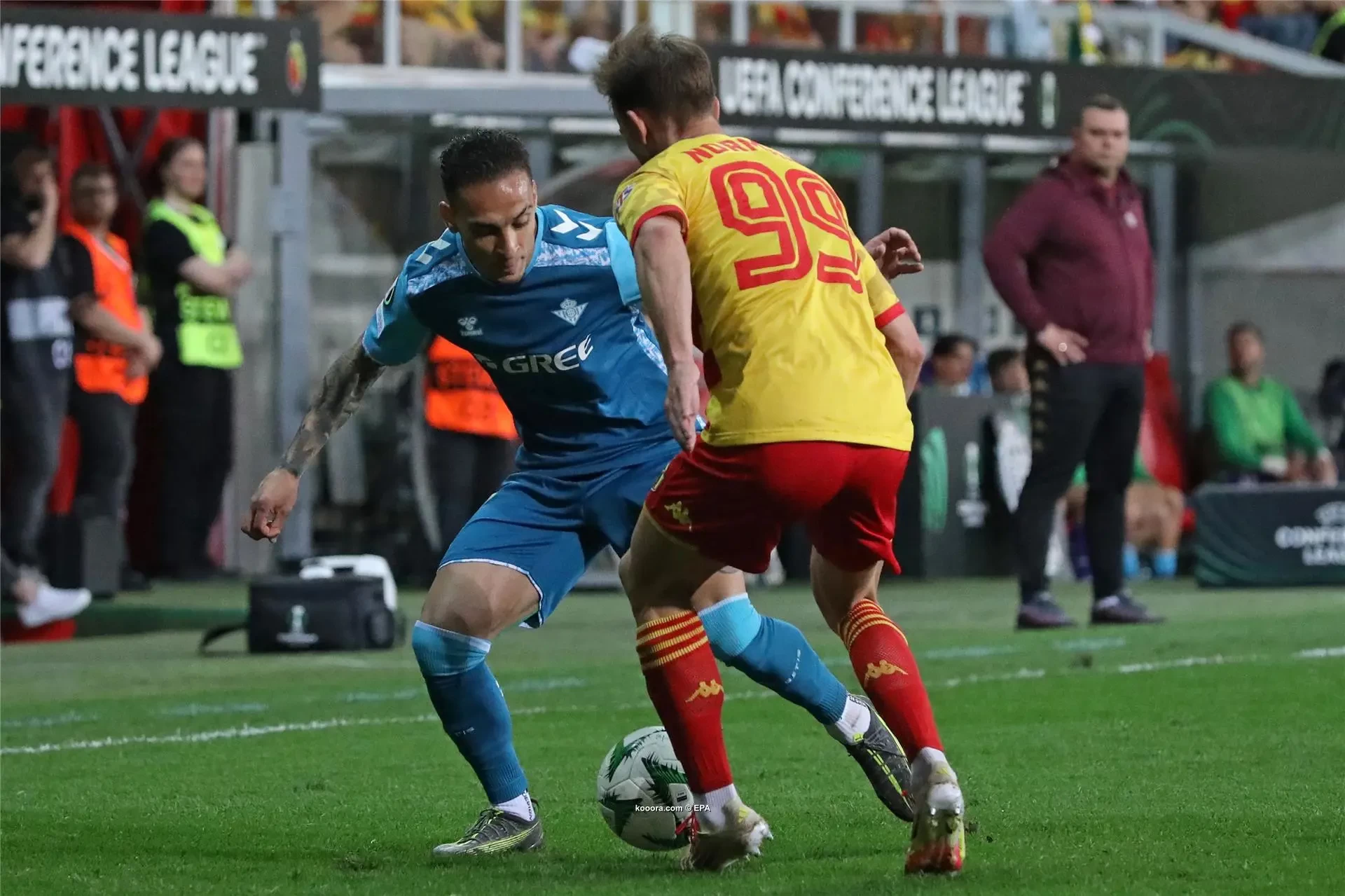 بالصور: فيورنتينا وبيتيس إلى نصف نهائي المؤتمر