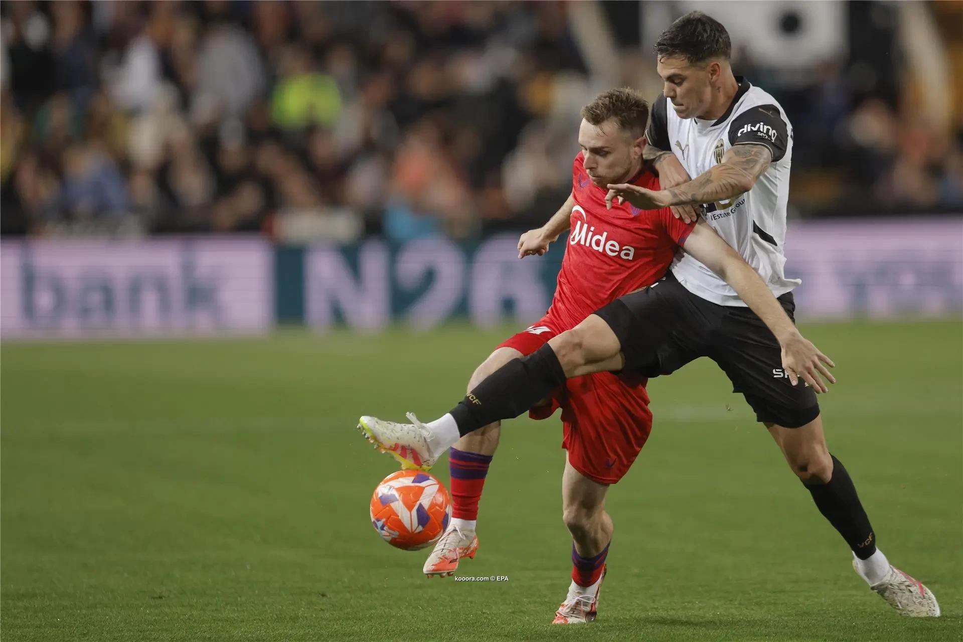 بالصور : فالنسيا يسقط أشبيلية ويواصل انتصاراته بالليجا