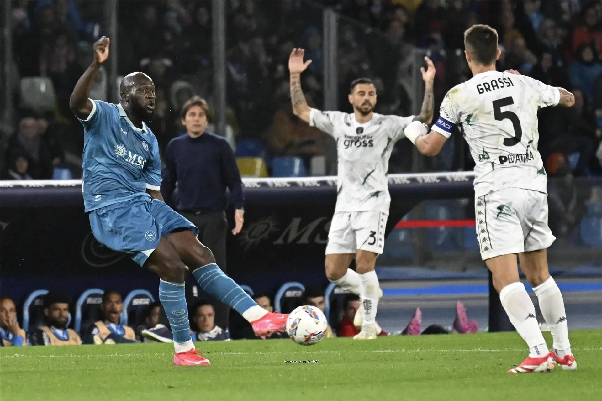 نابولي يهزم إمبولي ويواصل ملاحقة إنتر