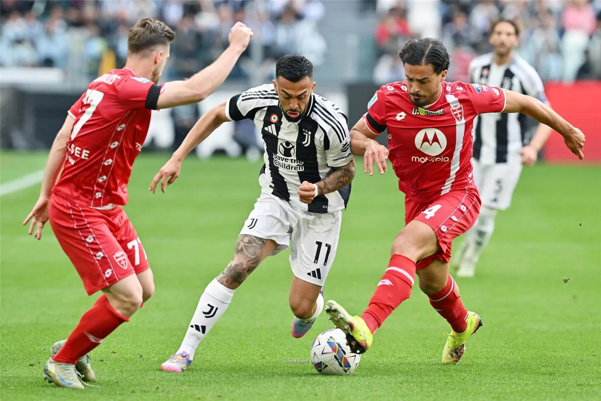 بالصور: يوفنتوس يضع مونزا على حافة الهبوط