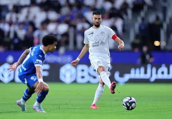 بالصور : الإثارة مستمرة.. الشباب يعطل الهلال ويمنح الاتحاد هدية ثمينة