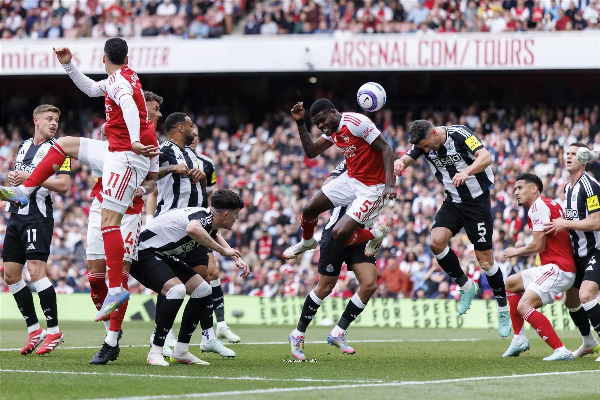 بالصور.. رايس يهدي آرسنال بطاقة "الأبطال"